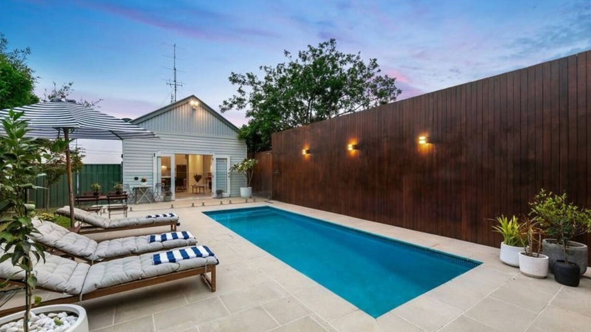 Cessnock Cottage | Hidden Oasis in The Hunter Valley with heated pooln'The Cutest Cottage'
