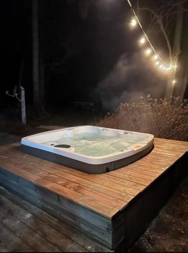 Mulmur House | Hidden Oasis with Hot Tubs, & Starry Fire Pits