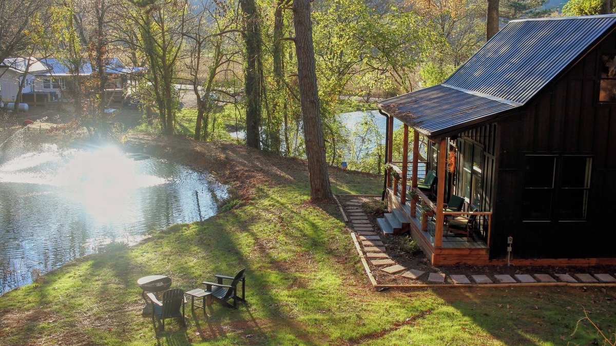 Mount Berry Cottage | Hidden Springs Cottage, Rome, GA, King Loft Bedroom, Private Lake Access