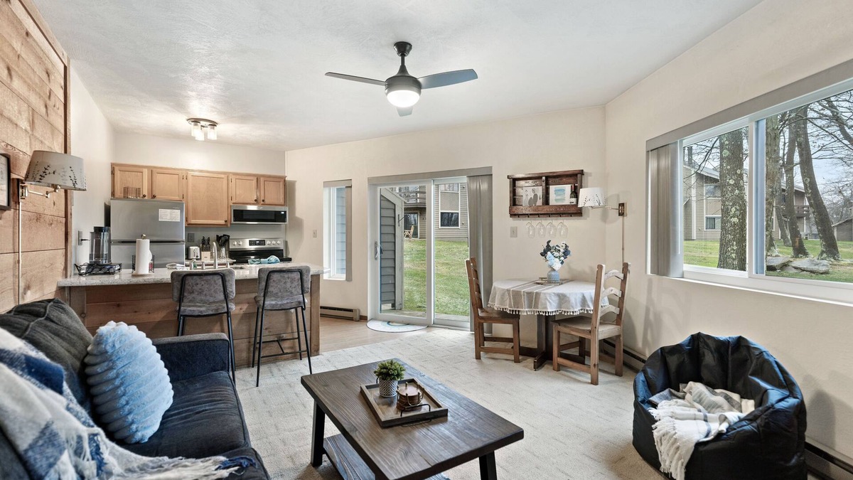 Hidden Valley Condo | Hidden Valley Mountain Condo - pool, golfing, hiking!