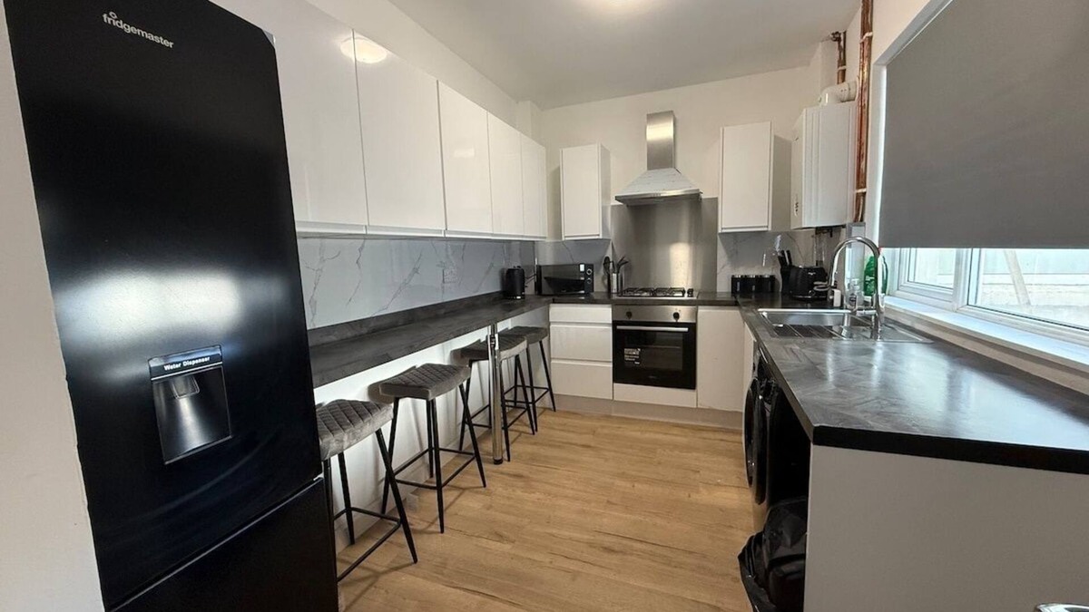 Bridgend House | Hideaway 4-Bed House in Bridgend"