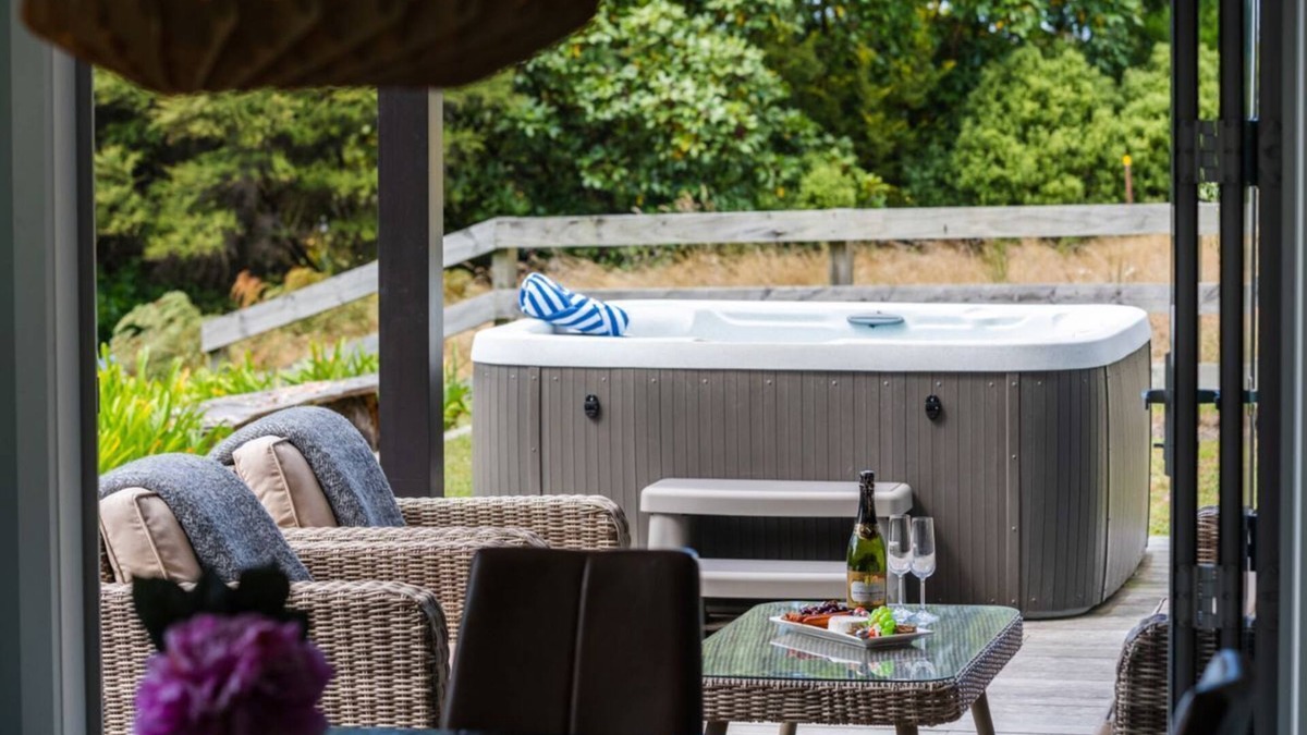 Acacia Bay House | Hideaway at the Bay with Hot Tub