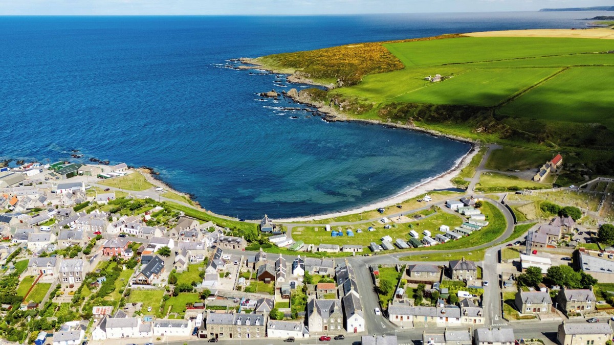 Portsoy Cottage | Hideaway Cottage With Hot Tub. Pet Friendly!