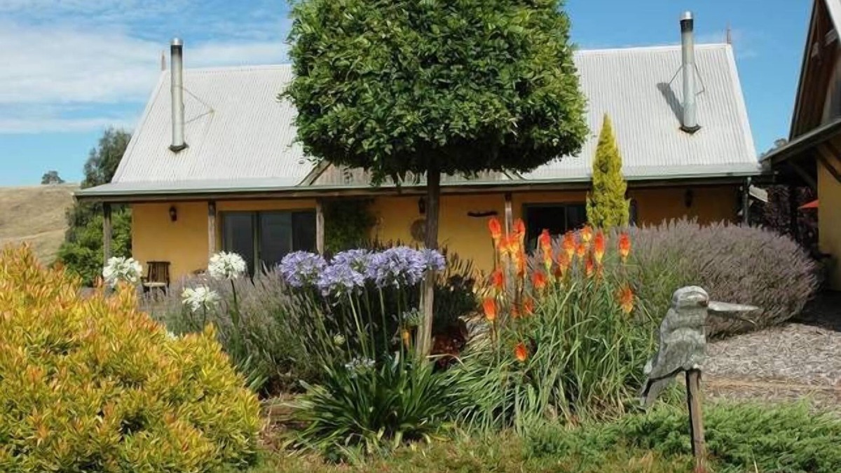 Harcourt North Bed & Breakfast | Hideaway in the Hills . MillDuck StrawBale B&B
