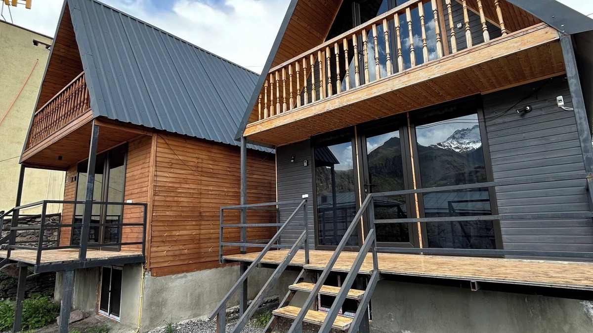 Stepantsminda Ski Chalet | Hideaway Kazbegi Grey Chalet