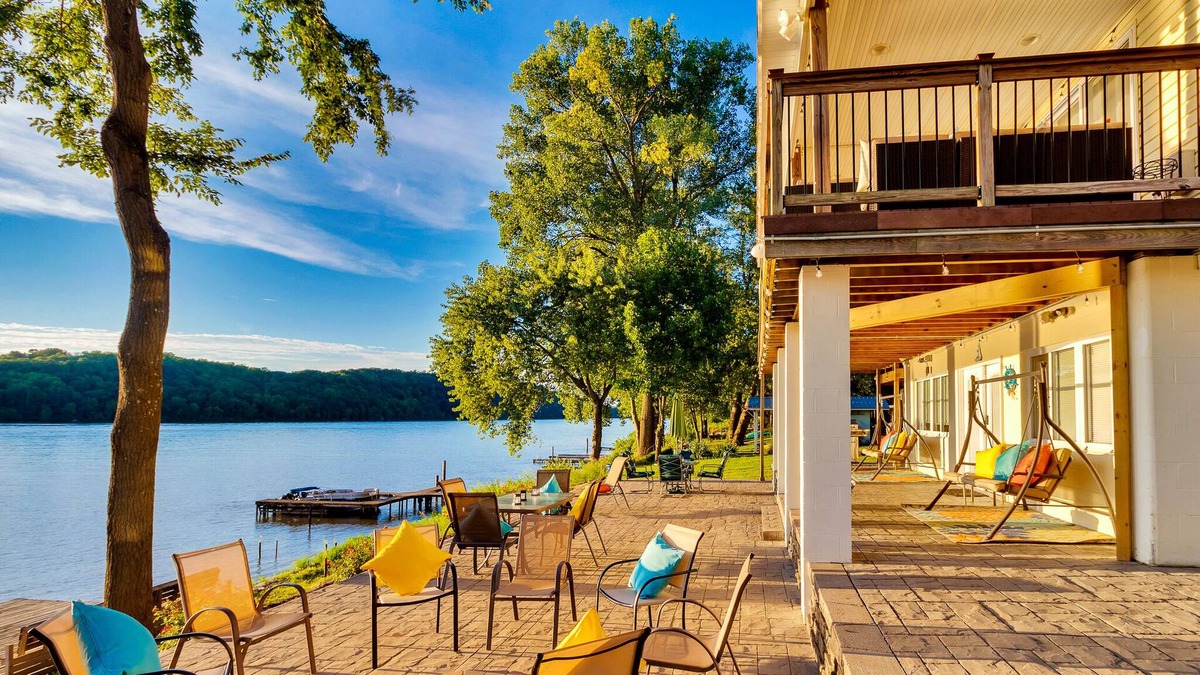 Prospect House | Hideaway on the River: Amazing Views, Pirate Ship, Fire Pit, Fast Wi-Fi, Bourbon