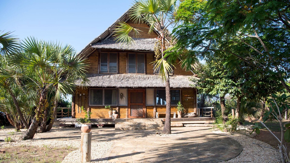 Kutani Cabin | Hiding place - crossing