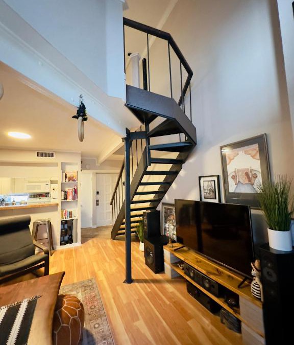 Turtle Creek Apartment | HiFi Sound & Comfort - Uptown Dallas/2-story loft