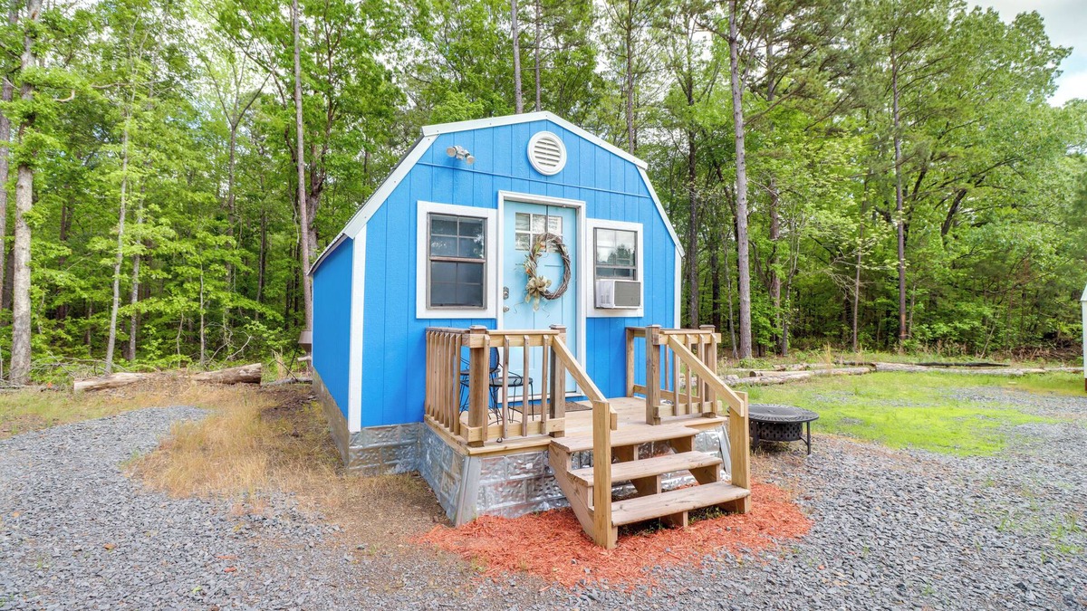 Higden Apartment | Higden Studio w/Shared Patio, Yard Games, Grills!
