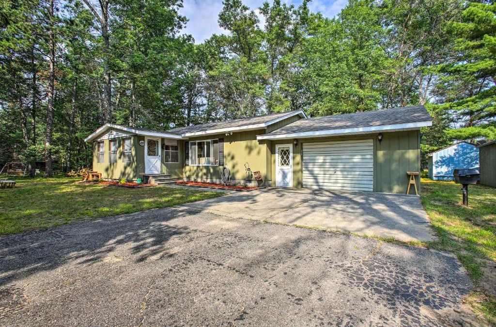 Higgins Lake House | Higgins Lake Getaway with Fire Pit, Walk to Beach!