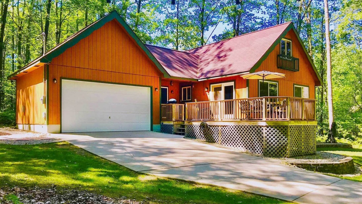 Higgins Lake Cottage | Higgins Lake Retreat - Hike, Swim, Relax!