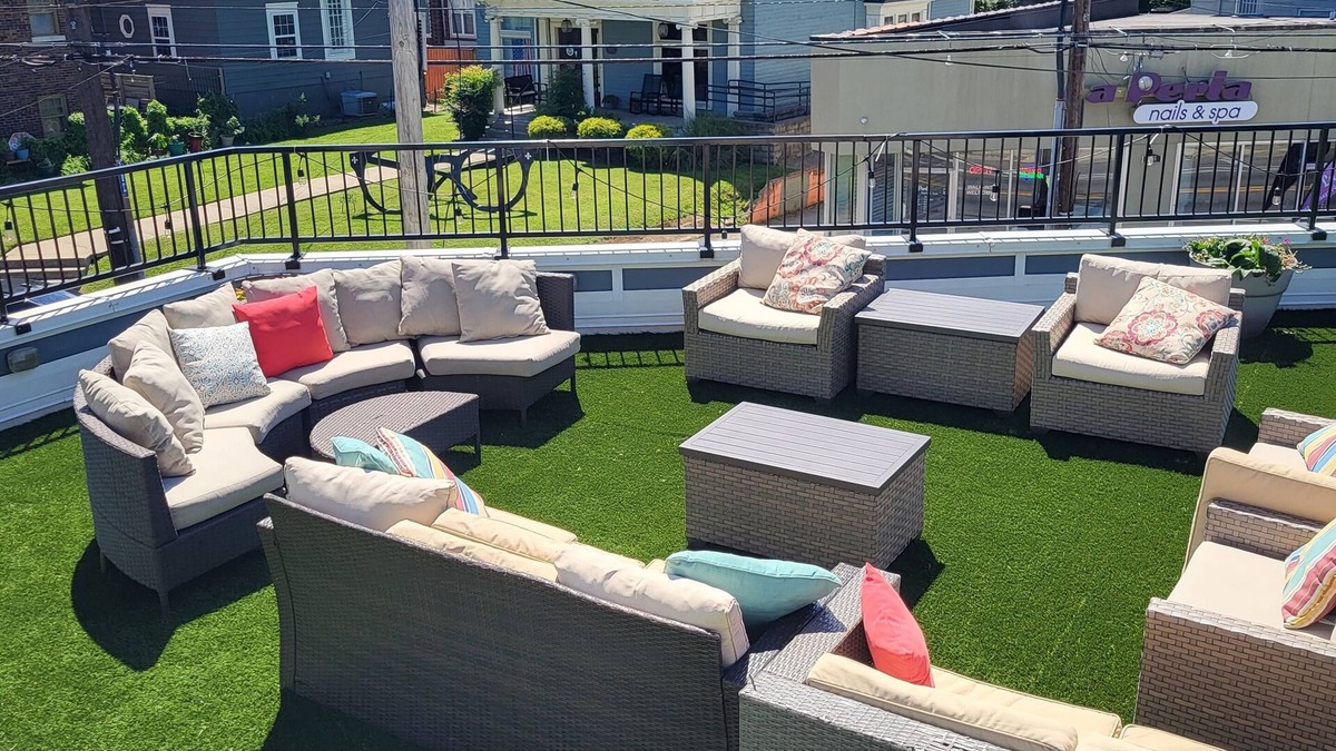 Deer Park House | High Above Highlands large 6 bedroom home in fantastic urban area!