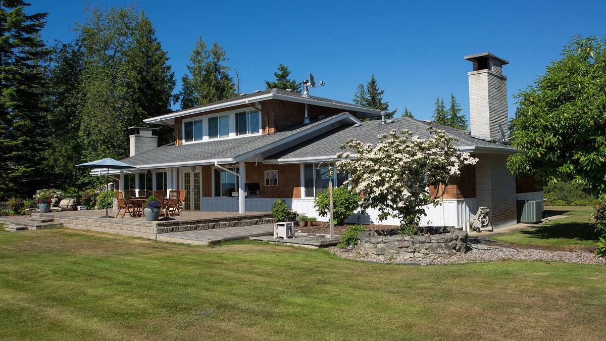 Warm Beach House | High bank waterfront retreat