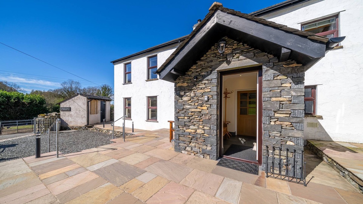 Penny Bridge House | High Brow Edge Farm House - Large house with a log-burner. Dog-friendly
