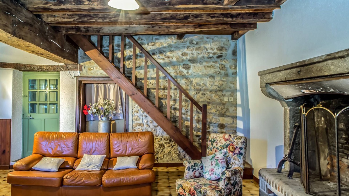 Magnac-Laval Cottage | High Capacity Farm cottages in a body