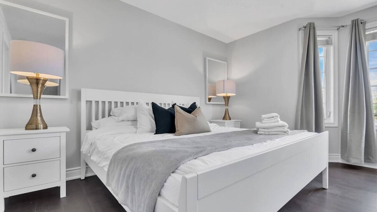 Waterloo House | *High-Ceiling* Home & *Relaxing Patio* in Waterloo