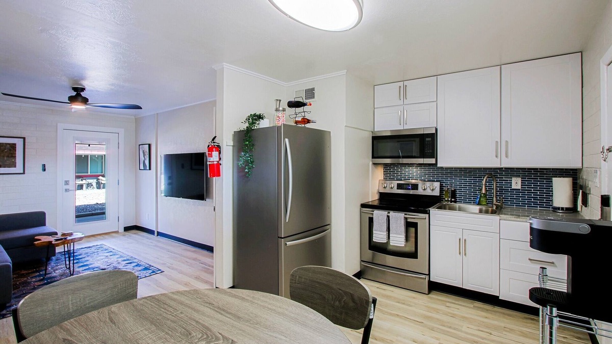 Scottsdale Apartment | High End Area, Live & Work in this Cute 1 Bedroom!