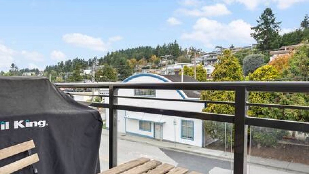 White Rock Apartment | High-end Beachside Condo