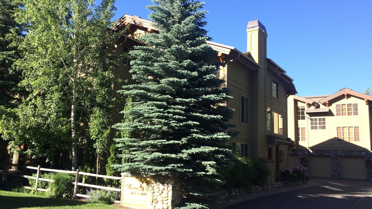 Ketchum Condo | High-end Condo In the Heart Of Sun Valley - Walk To Skiing , Town, Biking + Golf