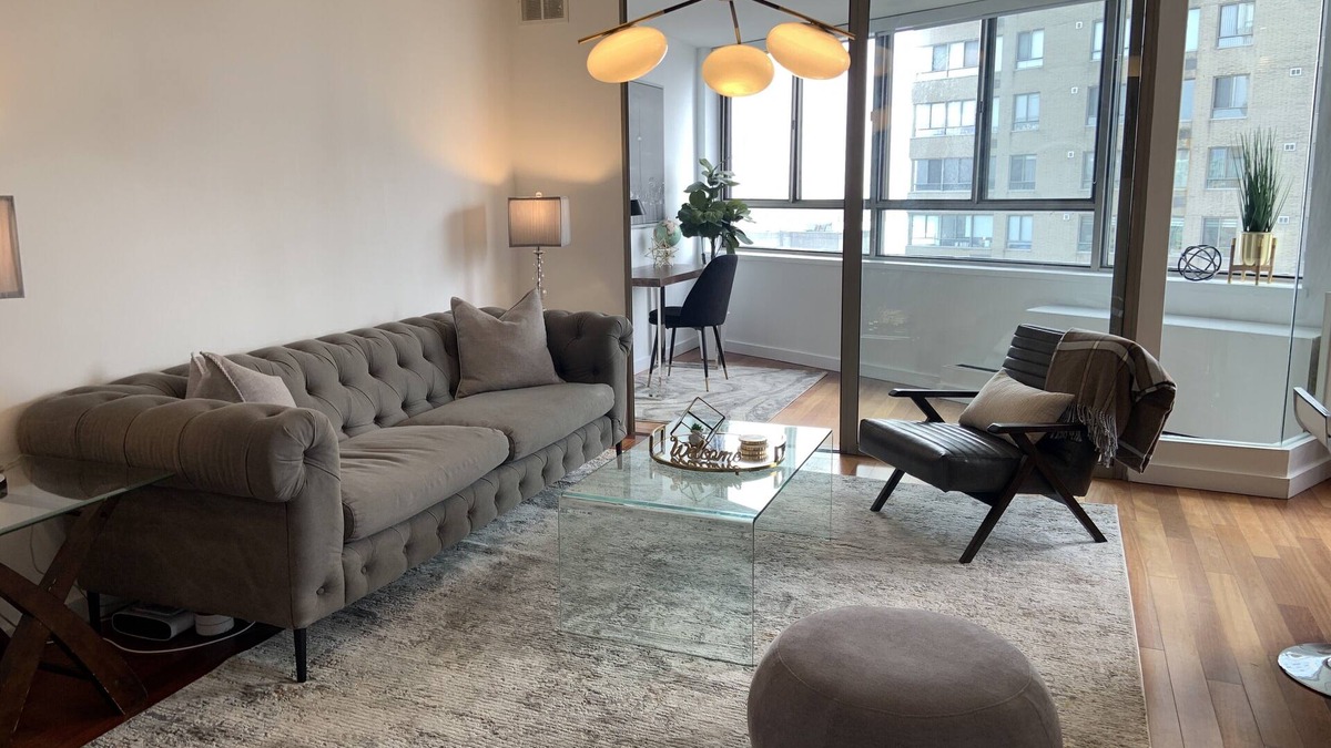 Central Waterfront Condo | High-End, Downtown, Lakefront 2 BEDROOM + DEN