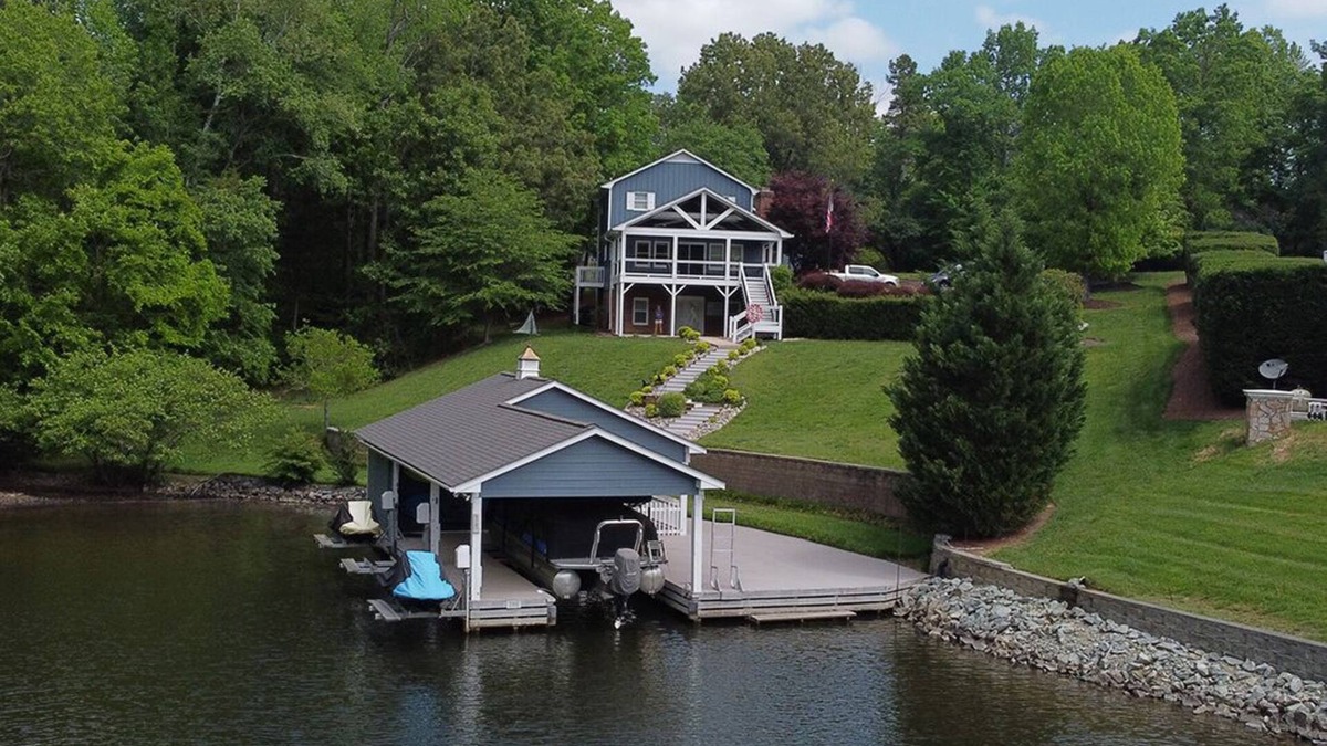 Semora House | High End Family-Friendly Waterfront Lake House with Dock and close to VIR