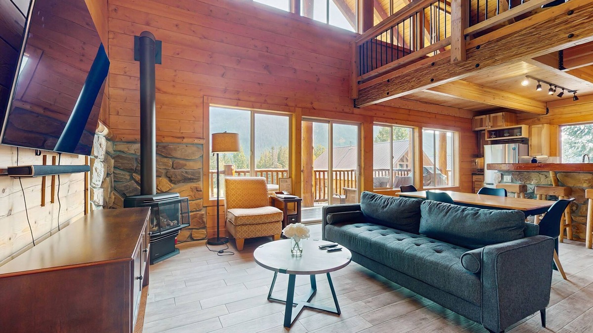 Hyak House | High-end ski-in/ski-out getaway with fast WiFi, large deck & more