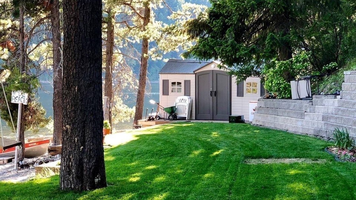 East Kootenay House | High-end three-level 3,000 sq ft home boasts 150 ft of private beachfront.