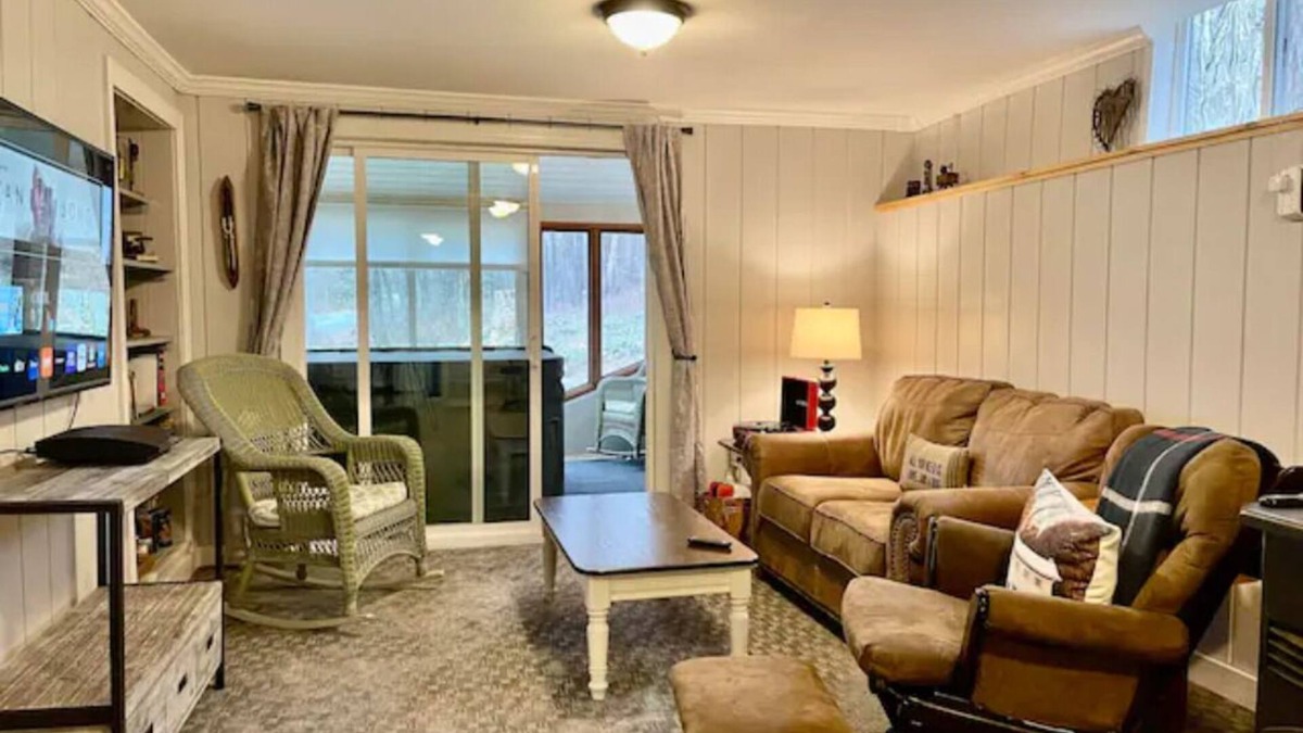 Saugerties House | High Falls House: Indoor Hot Tub 3BR, 2+ acres, Games, Firepit Near Woodstock