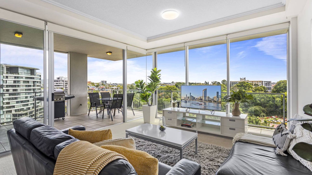 Brisbane Central Business District Apartment | High-Floor 2-Bed CBD Unit With Views & Amenities