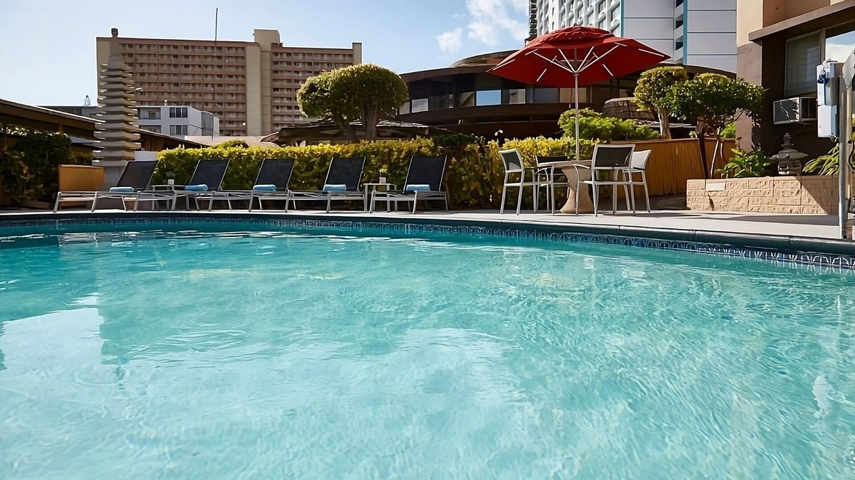 Ala Moana Hotel | High Floor City View Two Queens, 3 Relaxing Units, Rooftop Garden Escape