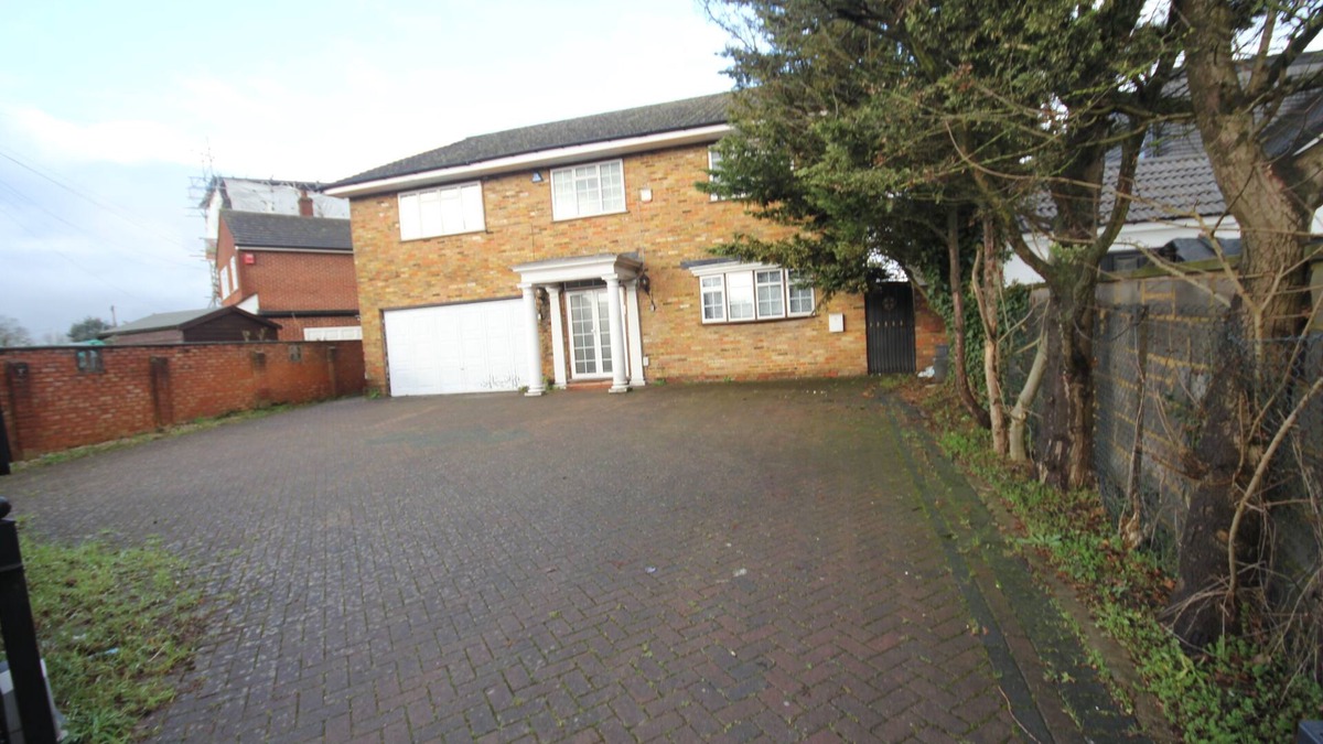 Hillingdon House | High Gables House -A Spacious Four Bedroom home located in Uxbridge.