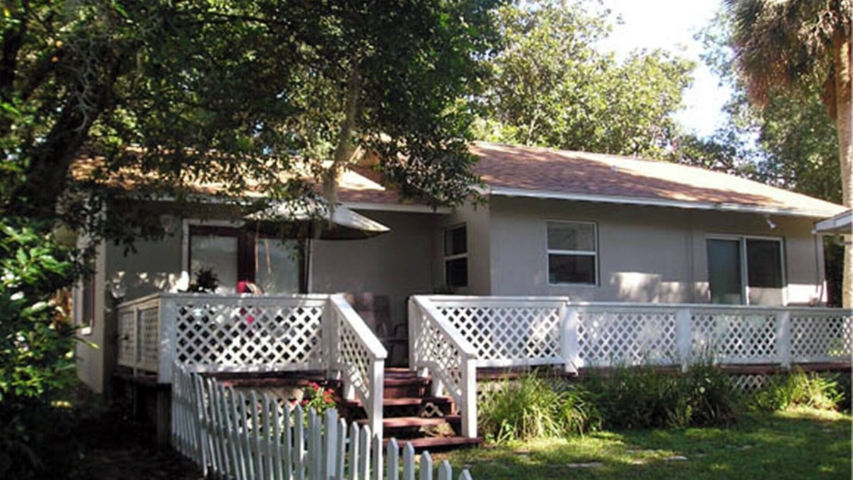 Mount Dora Cottage | High Hedges Cottage - Close to downtown Mt Dora in quiet neighborhood