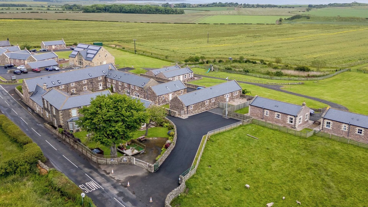 South Charlton Cottage | HIGH HEMMEL HOUSE, family friendly, with pool in Embleton