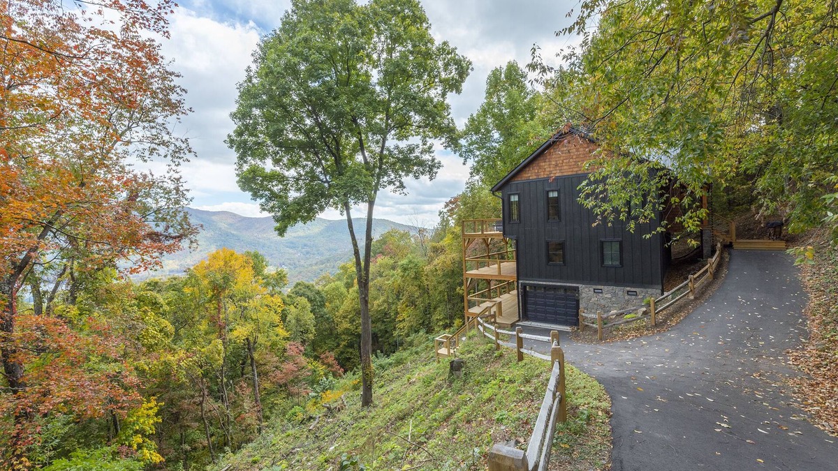 Laurel Ridge House | High Lake Lodge | Hot Tub & Mountain Views!