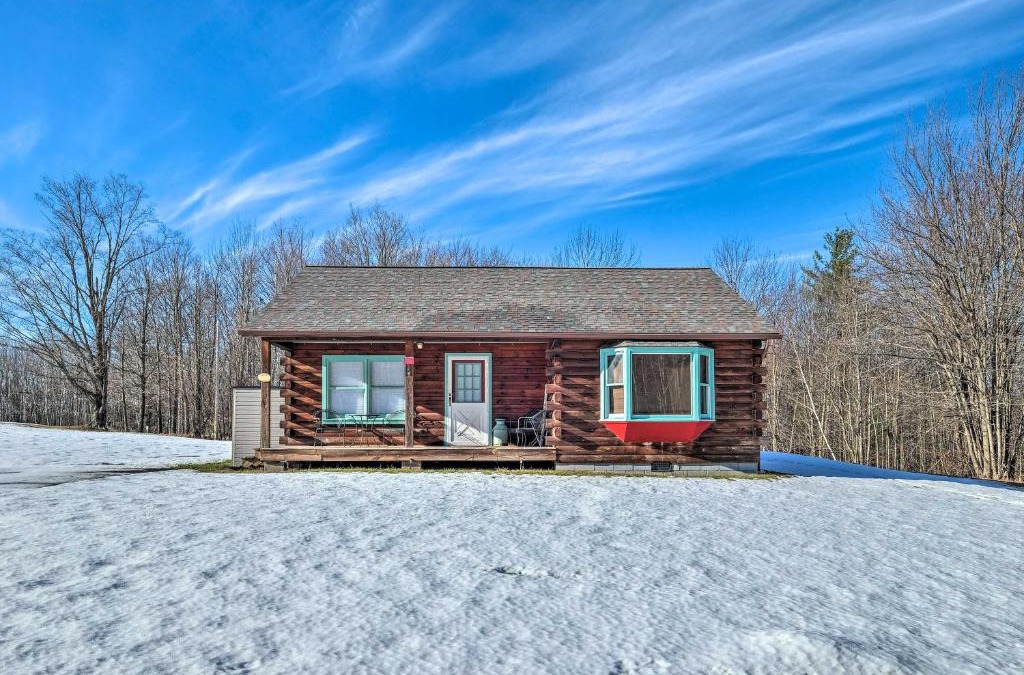 East Windham House | High Peak Heaven Cozy Log Cabin on 1 Acre!