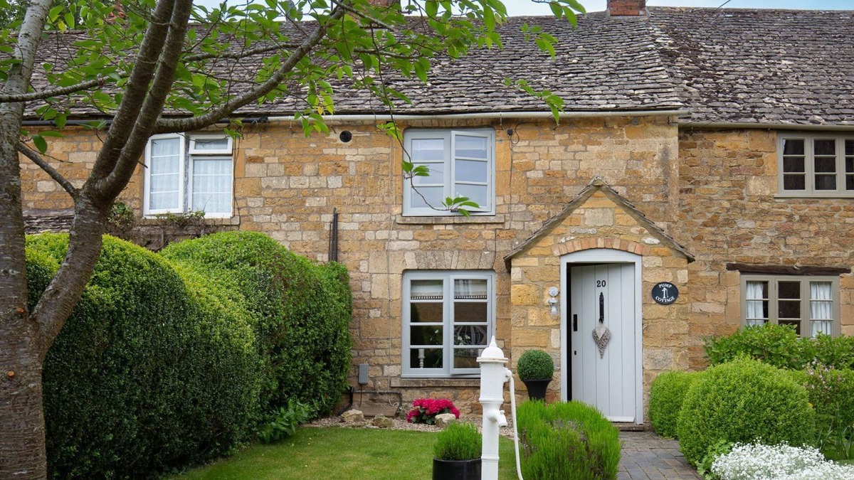 Ebrington Cottage | High Pump Cottage - sleeps 4 guests in 2 bedrooms