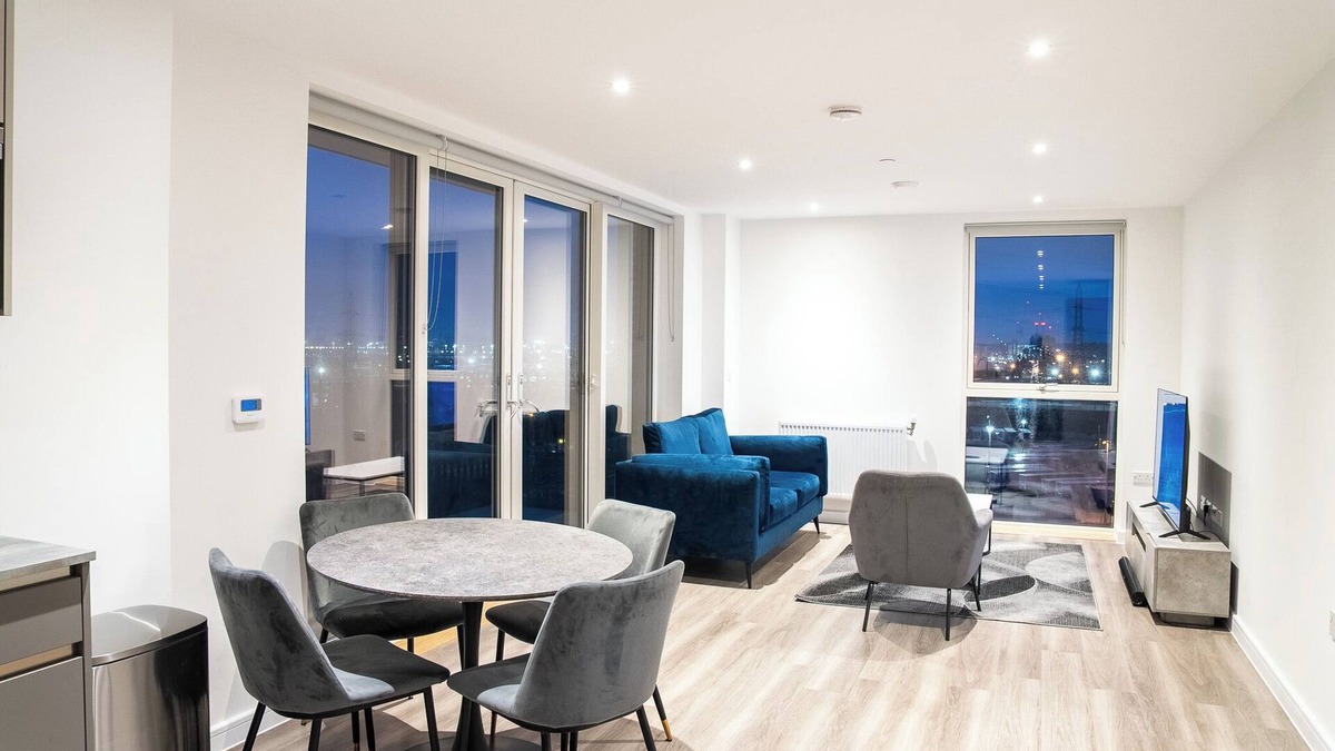 River Apartment | High Rise 2 Bedroom Apartment in London