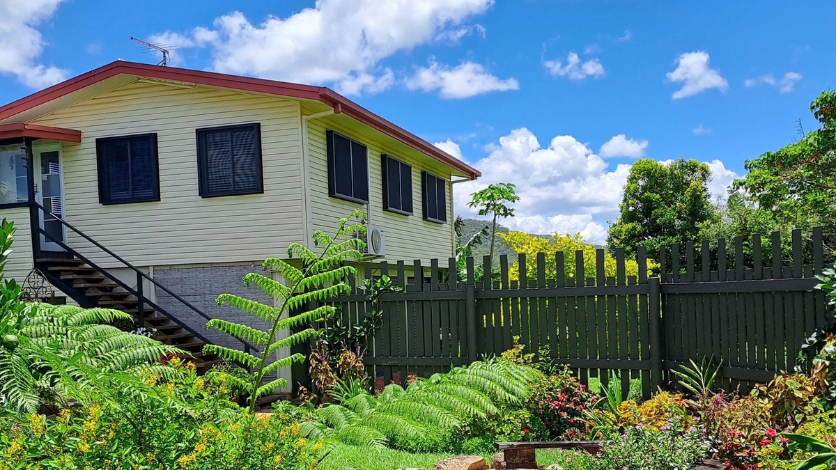 Atherton Apartment | High Set 1 bedroom apartment with views central Atherton