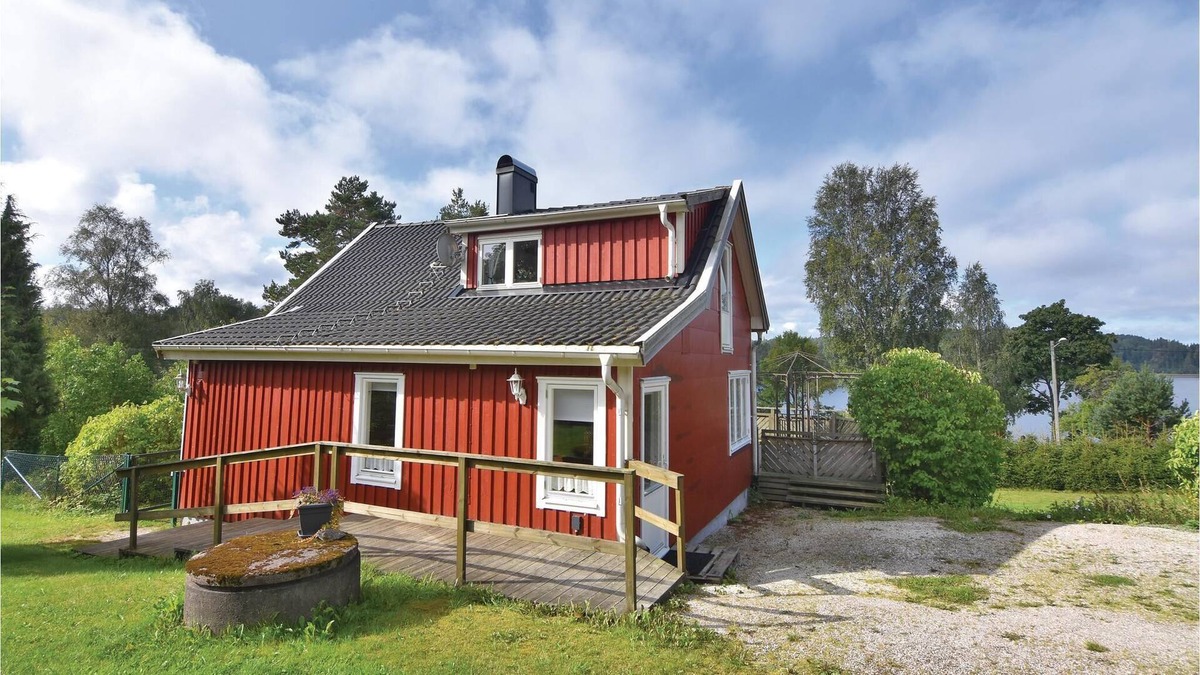 Katebol House | High situated cottage with panoramic view of lake Sannesjön.