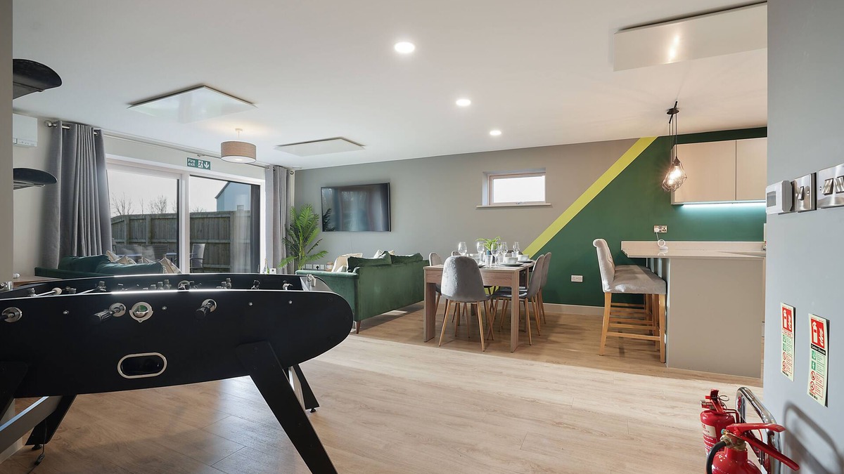 Lincoln House | High spec, 4 bed family eco-home w/private gym & tennis courts in Lincolnshire.