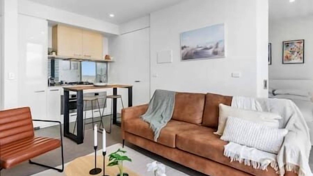 Northcote Apartment | High st delight, With City Views