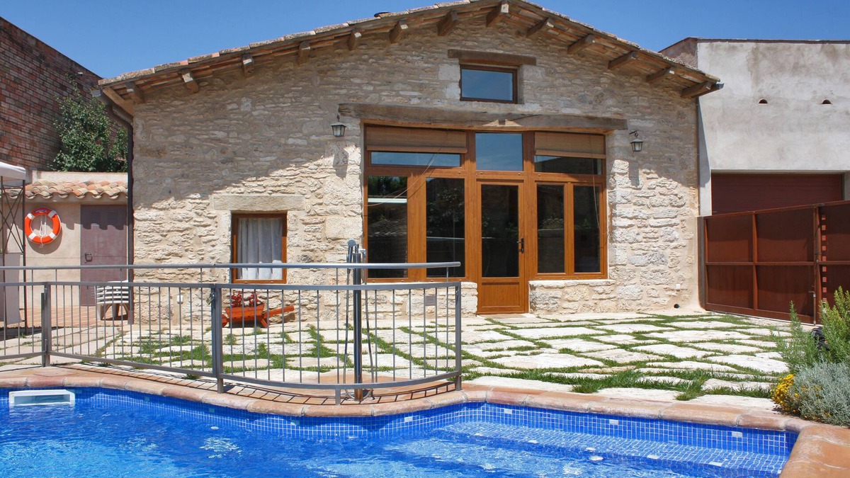 Mata Villa | High standard catalan villa with private pool near lake and Costa Brava beaches.