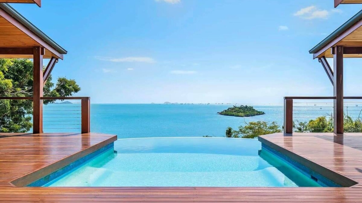 Cannonvale House | "High Tide" - Whitsundays Beachfront Accommodation