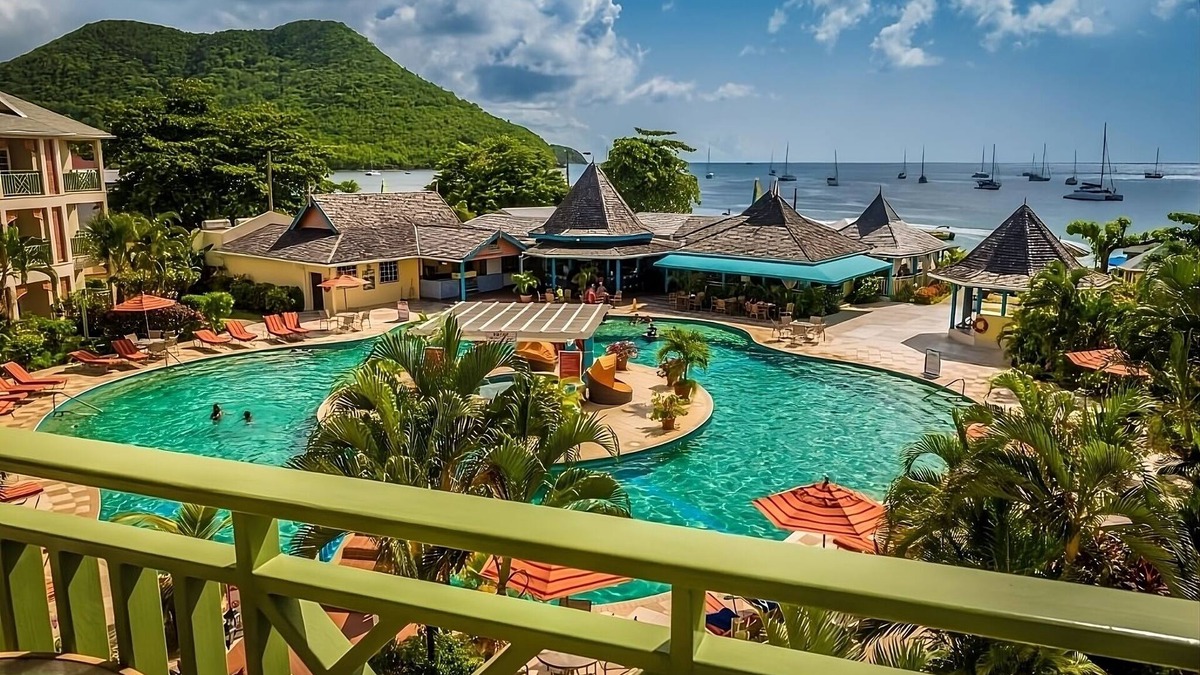 Rodney Bay Hotel | High Tides and Good Vibes! FOUR Contemporary Units, Swimming Pool, Beachfront!