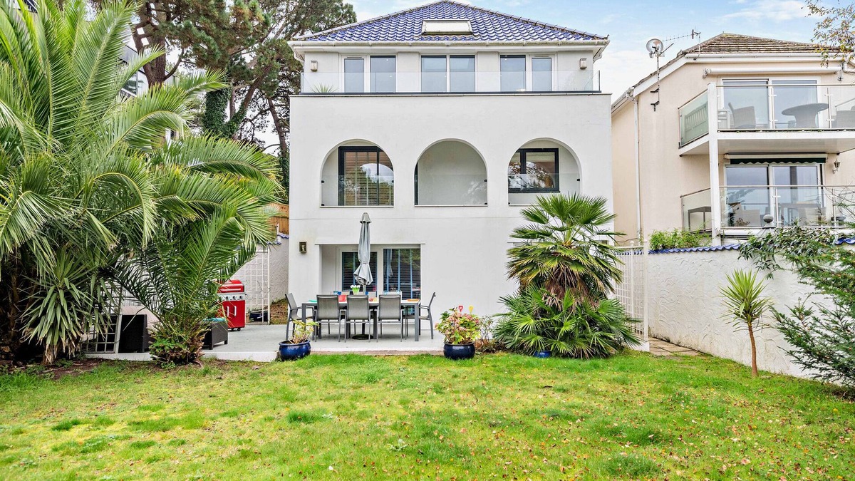 Sandbanks Villa | High Tides Elegant & Modern 4-Bedroom Villa in Sandbanks