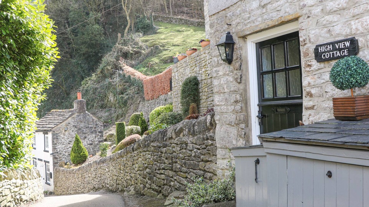 Castleton Cottage | HIGH VIEW COTTAGE, pet friendly in Castleton, Peak District