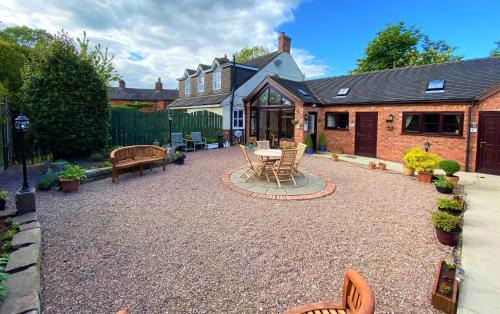 Uttoxeter Bed & Breakfast | High View Cottage