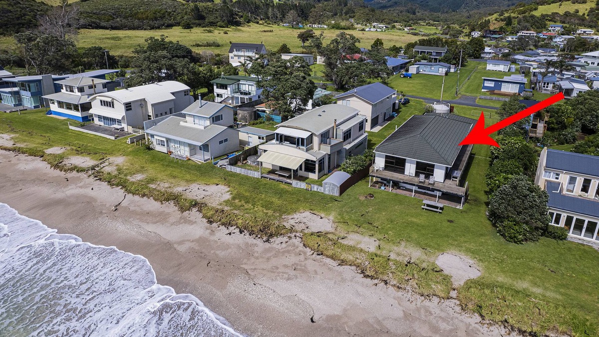 Oakura House | High Water Beach House, absolute beach front (large house, up to 13 people)