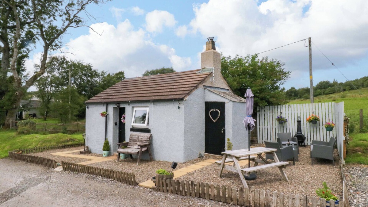 Whitehaven Cottage | HIGH WREAH BOLT HOLE, pet friendly, with a garden in Cleator Moor