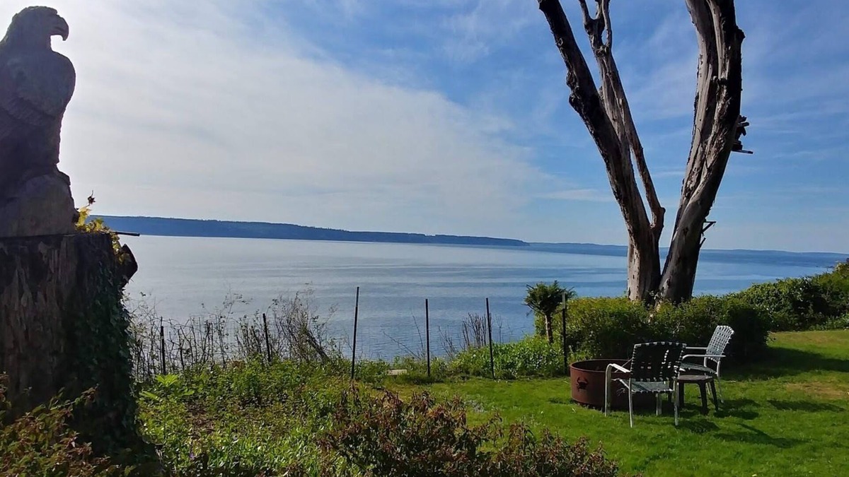 Camano Island House | Highbank sunsets! Pet friendly, huge yard, watch the eagles, whales and boats!